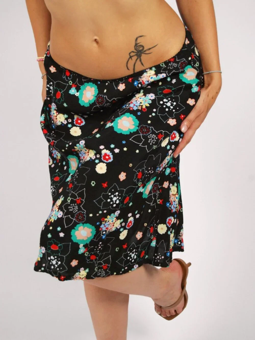 Y2K Floral Midi Skirt (M) medium black blue vintage ditsy cute chic diva preppy